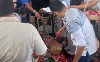 Pemakaman Donny Kesuma, Anak Hingga Rekan Selebritas Berurai Air Mata - JPNN.com