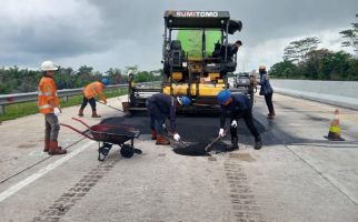 Pastikan Jalan Bebas Lubang Saat Arus Mudik, HK Lakukan Pemeliharaan di Tol JTTS - JPNN.com