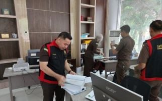 Cari Bukti Kasus Dugaan Korupsi, Jaksa Geledah Kantor Biro PBJ Setdaprov Sumbar - JPNN.com