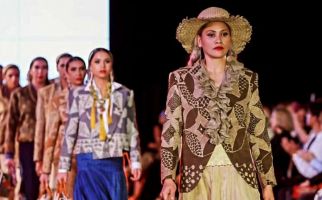 Koleksi Merdi Sihombing Kembali Memukau di Ajang Melbourne Fashion Festival 2024 - JPNN.com