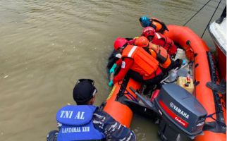 TNI AL Mengevakuasi Korban Tenggelam di Berau Kaltim - JPNN.com