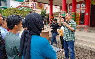 Menjelang Idulfitri, Pengusaha Jusuf Hamka Bagikan Sepatu Pakalolo Gratis - JPNN.com