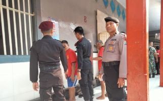 Geledah Kamar Hunian Warga Binaan Rutan Situbondo, Petugas Gabungan Temukan Barang Berbahaya - JPNN.com