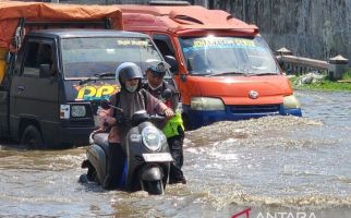 Arus Mudik di Jalur Pantura Kaligawe Semarang Terganggu Banjir - JPNN.com