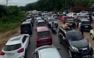 Naik Sepeda Motor, Kapolda Sumsel Terjun Langsung Urai Kemacetan di Banyuasin - JPNN.com