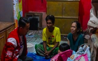 Warga Bogor Kaget & Terharu Didatangi Sendi Fardiansyah Sespri Bu Iriana di Malam Takbiran - JPNN.com