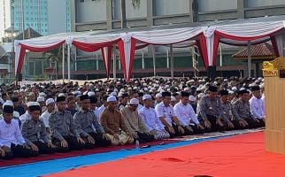 Ribuan Napi Lapas Narkotika Jakarta Ikuti Salat Idulfitri Bersama Pejabat Kemenkumham - JPNN.com