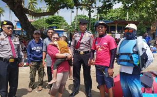 Momen Ibu dan Anak Dipertemukan Polisi setelah Terpisah 2 Km di Anyer - JPNN.com