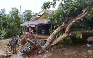 Tiga Desa di Jepara Diterjang Puting Beliung, 121 Rumah Warga Rusak - JPNN.com