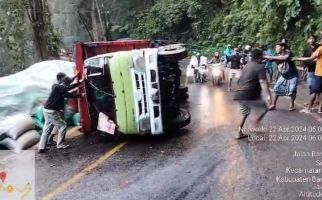 Truk Kecelakaan di Jalur Jember-Banyuwangi, Macet Sampai 4 Kilometer - JPNN.com