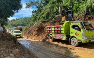 BPBD Sulbar: Longsor Tutup Jalan Trans Sulawesi di Mamuju Tengah - JPNN.com
