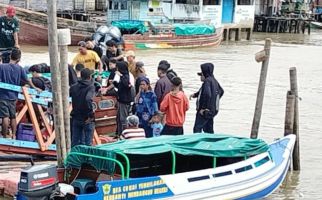 Speedboat Hibah Bea Cukai Tembilahan Bantu Selamatkan Warga Korban Gigitan Ular Berbisa - JPNN.com