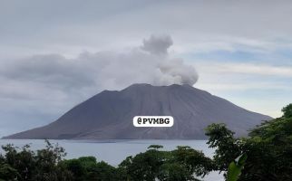 Pantauan Terkini Gunung Ruang, Asap Membumbung Tinggi - JPNN.com