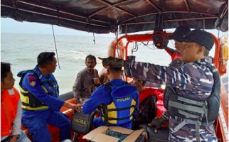 TNI AL Membantu Evakuasi Penumpang Kapal Karam di Kepulauan Meranti - JPNN.com