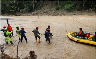 TNI AL Bersama Tim SAR Gabungan Evakuasi Warga Desa Kadundung dan Saronda Terdampak Banjir - JPNN.com