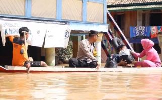 Polres OKU Distribusikan Sembako Bantuan Kapolda Sumsel untuk Warga Terdampak Banjir - JPNN.com