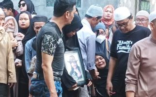 Tangisan Istri dan Anak Mengiringi Pemakaman Jhonny Iskandar - JPNN.com