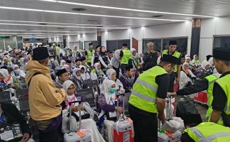 Ratusan Jemaah Haji Indonesia Mulai Diberangkatkan ke Tanah Suci - JPNN.com