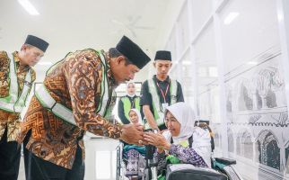 Nikmati Fasilitas Fast Track, 352 JCH Kloter Pertama Embarkasi Solo Dilepas Nana Sudjana - JPNN.com