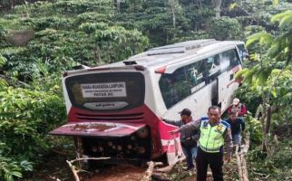 Bus Masuk Jurang di Lampung Barat, 1 Orang Luka Ringan - JPNN.com