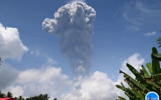 Gunung Ibu Erupsi Lagi, Lontarkan Abu Vulkanik Setinggi 5.000 Meter - JPNN.com