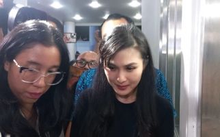 Wajah Lelah Sandra Dewi Setelah Diperiksa di Kejagung - JPNN.com