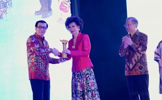 Setia Melestarikan Seni Budaya, Rina Ciputra Raih Penghargaan Nusantara Awards 2024 - JPNN.com