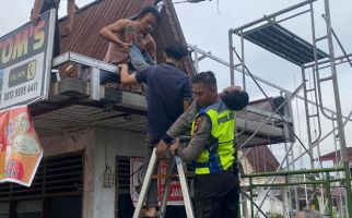 Aksi Heroik Polantas di Pekanbaru Selamatkan Buruh Tersengat Listrik Bertegangan Tinggi - JPNN.com