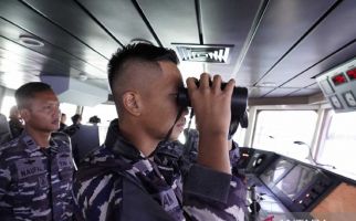 Kapal Perang Martadinata-331 Tembakkan Meriam 76 di Utara Laut Jawa - JPNN.com