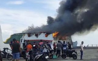 Kapal Penyeberangan Terbakar di Bengkalis, Diduga Gegara Arus Pendek - JPNN.com