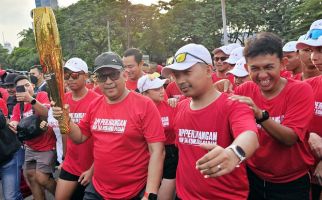 Bersama Kader PDI Perjuangan dan Pemuda, Hasto Bawa Obor Api Abadi ke Lokasi Rakernas V - JPNN.com