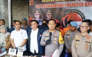 Polisi Bongkar Rumah Industri Tembakau Sintetis di Bandung - JPNN.com