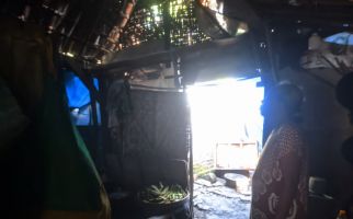 Bedah Rumah di Ngawi, Mbah Jami Terharu, Matanya Berkaca-kaca - JPNN.com