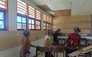PT Kristalin Ekalestari Renovasi Sekolah dan Berikan Bantuan Rumah Untuk Warga Nifasi - JPNN.com