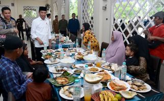 Momen Jokowi Salat Jumat & Makan Bersama Masyarakat Seusai Resmikan Tol di Riau - JPNN.com