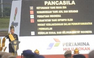 Pimpin Upacara Harlah Pancasila di Dumai, Jokowi Kenakan Baju Teluk Belanga - JPNN.com