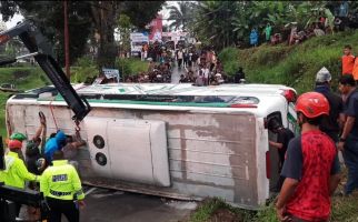 Bus Rombongan Wisata dari Sleman Terguling di Karanganyar - JPNN.com