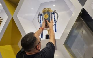 Trofi Liga 1 Dipajang di Persib Store, Bobotoh Bisa Belanja Sambil Berfoto - JPNN.com