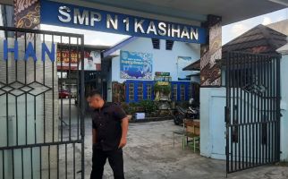 SMPN 1 Kasihan Bantul Dilempar Botol Miras, Pelaku Berseragam SMA - JPNN.com