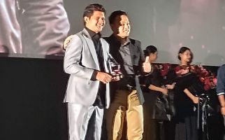 Iko Uwais Tak Kuat Menahan Tangis Saat Menerima Penghargaan NEXT - JPNN.com