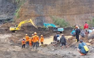 1 Korban Tertimbun Longsor di Lumajang Belum Ditemukan, Tim SAR Terus Bergerak - JPNN.com