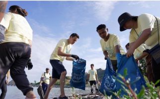 Hari Laut Sedunia, Ta'aktana Resort & Spa Gelar Beach Clean-Up - JPNN.com