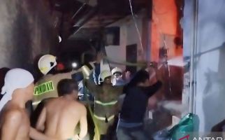 Rumah Berlantai 2 di Makasar Terbakar, Kerugian Ratusan Juta Rupiah - JPNN.com