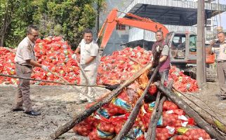 21 Ton Bawang Bombay Ilegal Dimusnahkan Polda Riau - JPNN.com