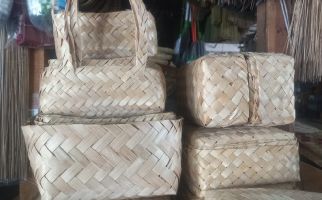 Permintaan Tinggi, Stok Besek Bambu di Semarang Mulai Menipis Menjelang Iduladha - JPNN.com