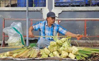 Rayakan Iduladha, Warga Semarang Tetap Santap Ketupat, Tak Hanya saat Idulfitri Saja - JPNN.com