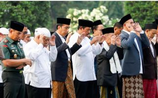 Berbaur dengan Masyarakat, Presiden Jokowi dan Penjabat Gubernur Jateng Salat Iduladha di Semarang - JPNN.com