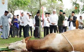 IdulAdha 2024, Polda Riau Salurkan 52 Hewan Kurban - JPNN.com