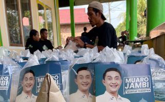 Bachyuni Deliansyah Bagikan Daging Kurban Siap Saji, Warga Kumpeh Senang Sekali - JPNN.com