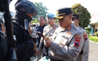 Cegah Judi Online, AKBP Dydit Periksa Ponsel Anggota Polres Kudus - JPNN.com
